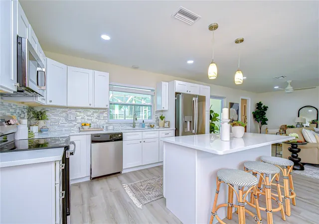 Photo 4 of Single family home for sale at 2167 Lakeview Rd, Clearwater, FL 33764 | MLS# TB8504428 | Listing updated on 2026-10-02
