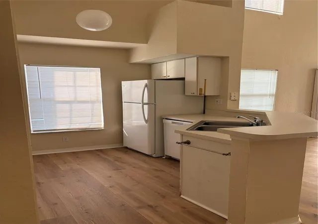 Listing Photo 5 - Condo for sale in building located at 9832 Lake Chase Island Wy, TAMPA, FL 33626