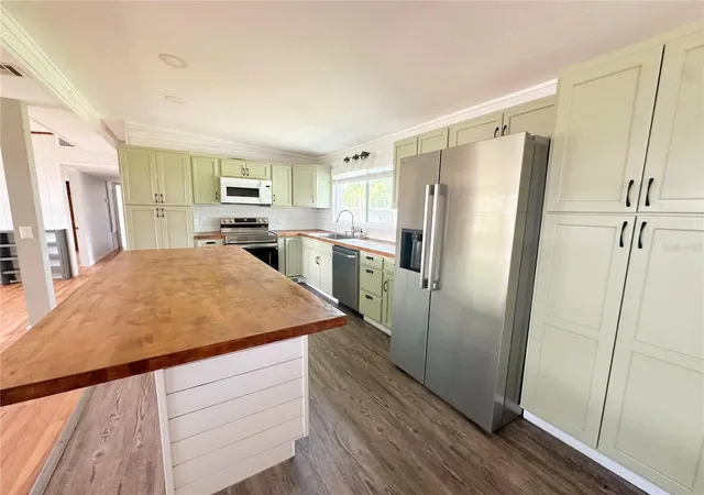 Photo 3 of Single family home for sale at 4722 Harris Ave, Sarasota, FL 34233 | MLS# A4692305 | Listing updated on 2026-07-05