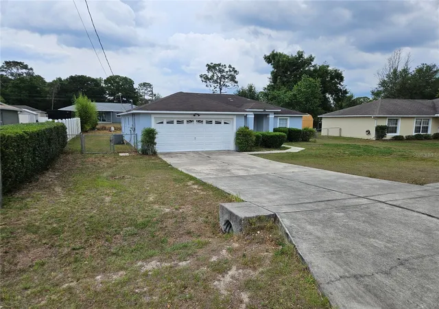 Photo 3 of Single family home for sale at 5704 Pecan Rd, Ocala, FL 34472 | MLS# OM723998 | Listing updated on 2026-07-07