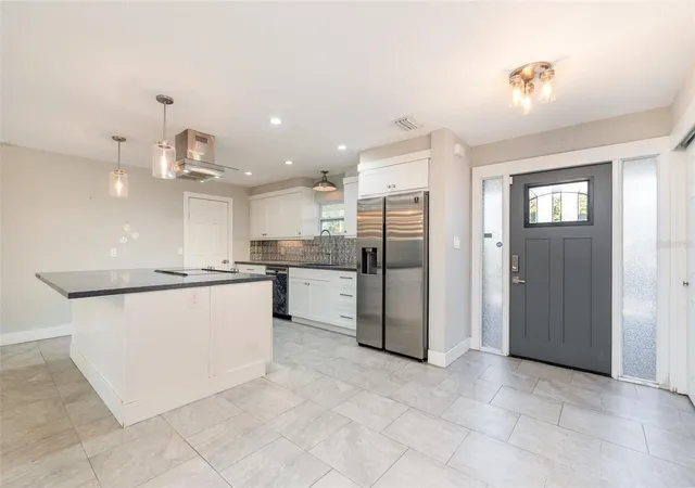 3rd image of 2746 Hibiscus St, Sarasota, FL 34239 | MLS# O6404525