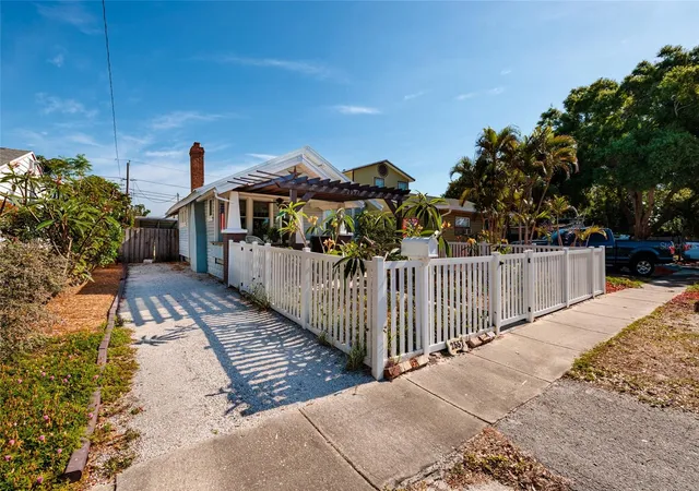 Homes for sale in Saint Petersburg, FL | 2557 16Th Ave N, Saint Petersburg, FL 33713 | MLS# TB8504745
