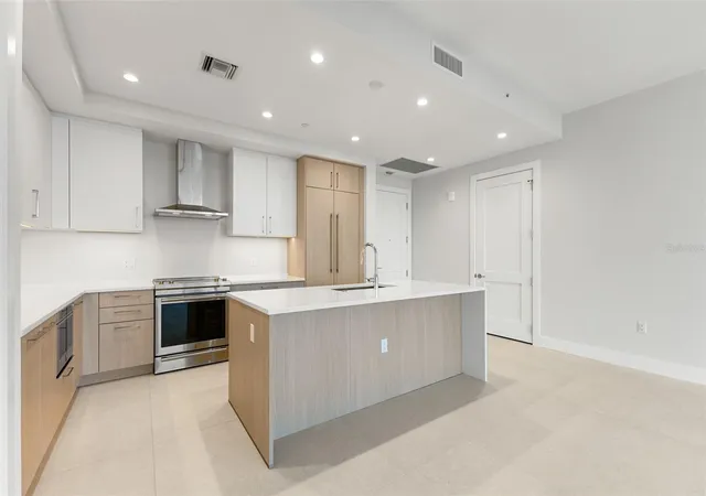 Photo 3 of Condo for sale at 275 1st Avenue S #2308, Saint Petersburg, FL 33701 | MLS# TB8504870 | Listing updated on 2026-10-09