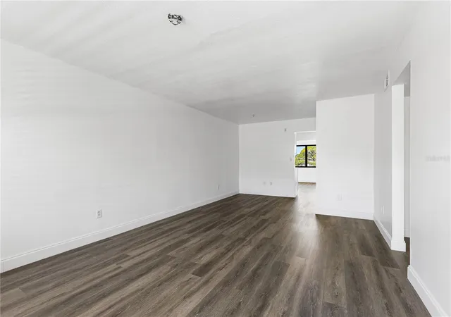 3rd image of 5080 Locust St Ne, ST PETERSBURG, FL 33703