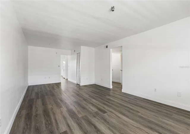 4th image of 5080 Locust St Ne, ST PETERSBURG, FL 33703