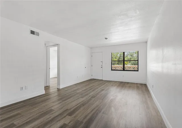 5th image of 5080 Locust St Ne, ST PETERSBURG, FL 33703