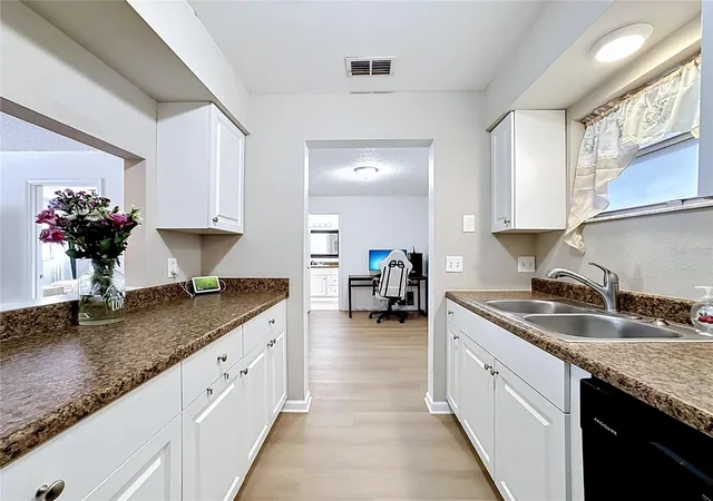 3rd image of 5507 Fountain Lake Cir, Bradenton, FL 34207