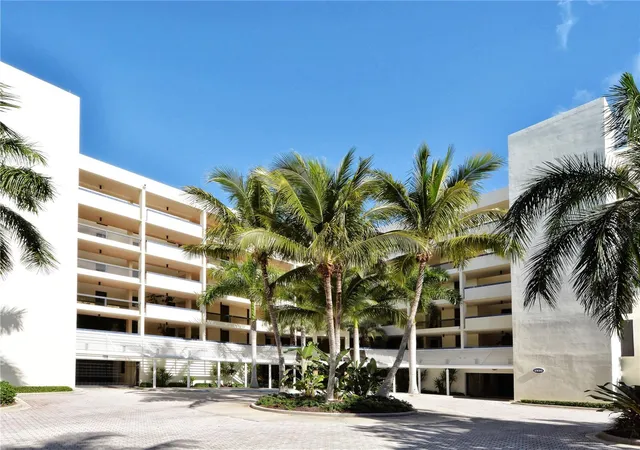 Homes for sale in Longboat Key, FL | 1930 Harbourside Dr #122, Longboat Key, FL 34228 | MLS# A4692494
