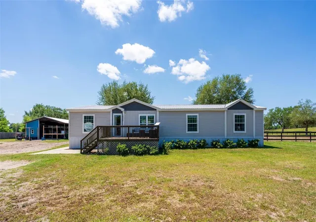 Photo 3 of House for sale at 18350 SE 42nd Place, Morriston, FL 32668 | MLS# OM724058 | Listing updated on 2026-05-28