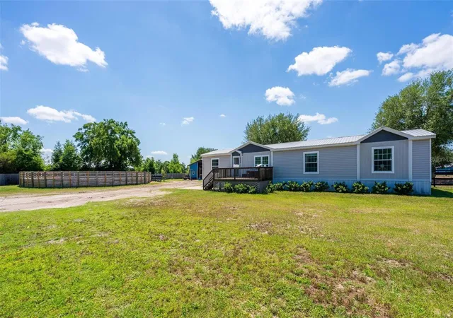 Photo 4 of House for sale at 18350 SE 42nd Place, Morriston, FL 32668 | MLS# OM724058 | Listing updated on 2026-05-28