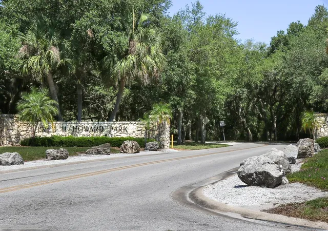2nd image of 372 Moorings Cvs Dr, TARPON SPRINGS, FL 34689