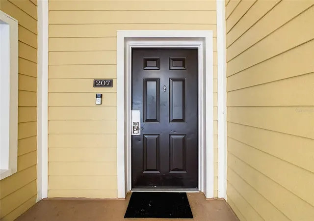 Listing Photo 4 - Condo for sale in building located at 3050 Pirates Retreat Ct, Kissimmee, FL 34747 - Unit #207