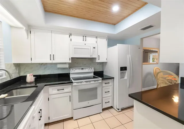 Photo 4 of Condo for sale at 676 Park Cir, Bradenton, FL 34207 | MLS# A4692525 | Listing updated on 2026-10-13