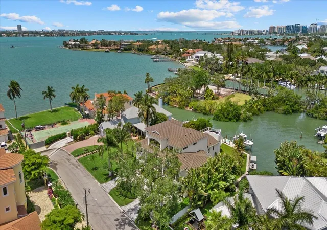 Photo 3 of Single family home for sale at 1525 Mallard Ln, Sarasota, FL 34239 | MLS# A4692537 | Listing updated on 2026-10-26