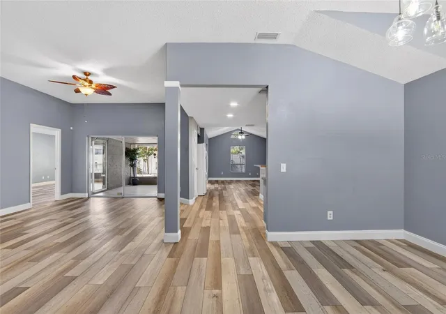 Photo 4 of Single family home for sale at 305 Sand Ridge Dr, Valrico, FL 33594 | MLS# TB8505135 | Listing updated on 2026-09-19