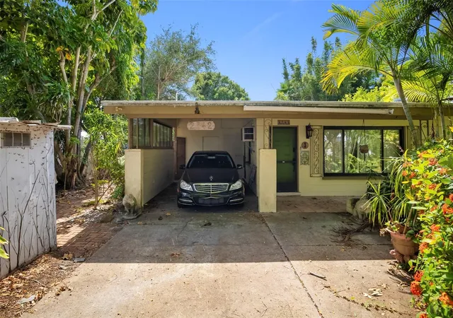 2nd image of 2742 S East Ave, Sarasota, FL 34239 | MLS# A4692545
