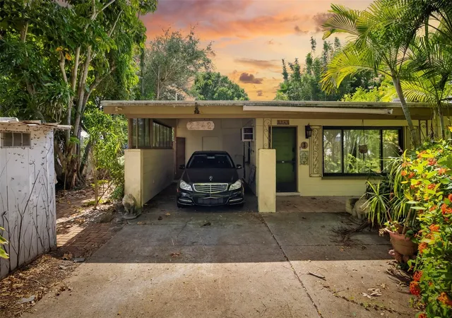 3rd image of 2742 S East Ave, Sarasota, FL 34239 | MLS# A4692545