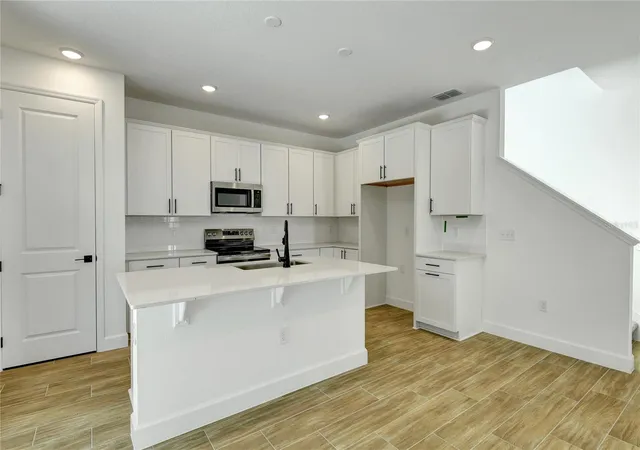 Photo 3 of Single family home for sale at 1010 Cloud Ridge Ct, Mount Dora, FL 32757 | MLS# S5149233 | Listing updated on 2026-10-07