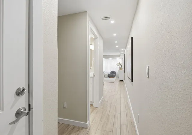 Listing Photo 1 - Condo for sale in building located at 4811 Bayshore Blvd, Tampa, FL 33611 - Unit #303