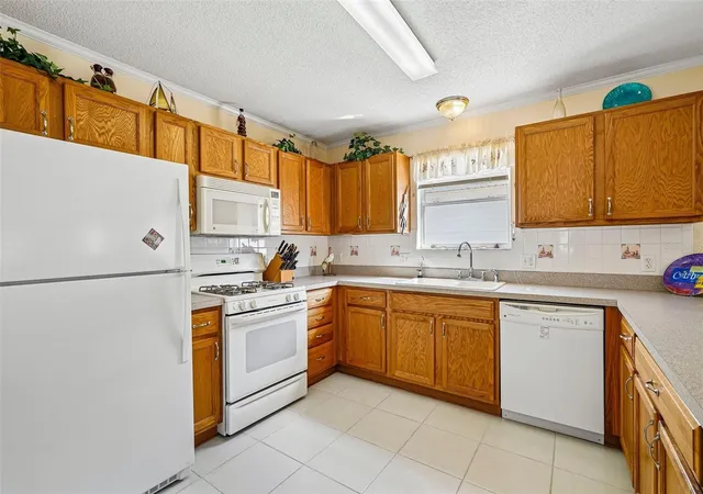 5th image of 17167 Se 76Th Boxbury Ct, Lady Lake, FL 32162 | MLS# TB8505329