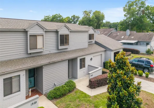 2nd image of 1927 Se 37th Court Cir, Ocala, FL 34471 | MLS# OM724124