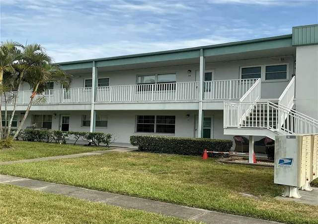Listing Photo 2 - Condo for sale in building located at 5267 81St St N, St. Petersburg, FL 33709 - Unit #26