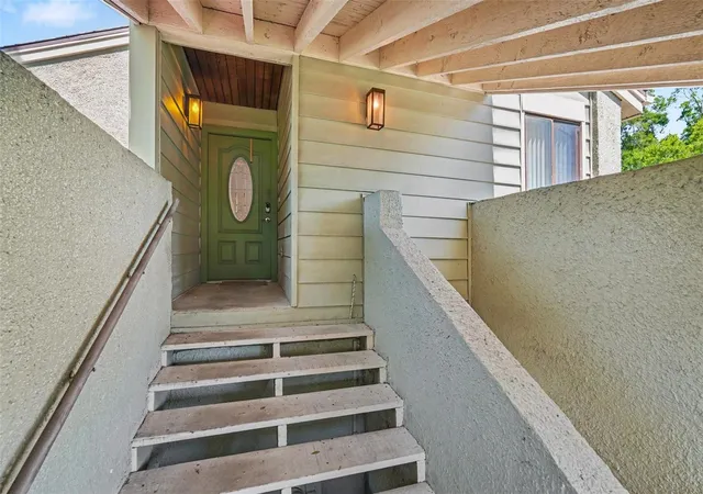 2nd image of 13507 Palmwood Ln, TAMPA, FL 33618