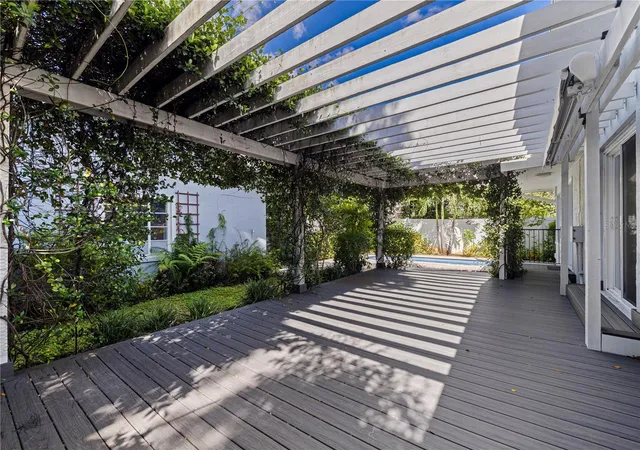 Photo 4 of Single family home for sale at 3712 Foster Hl Dr N, Saint Petersburg, FL 33704 | MLS# TB8505672 | Listing updated on 2026-10-21
