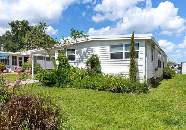 Photo 3 of Manufactured home for sale at 717 W Coach N Four Dr, Leesburg, FL 34748 | MLS# G5111988 | Listing updated on 2026-06-26