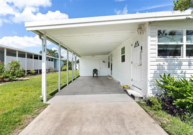 Photo 4 of Manufactured home for sale at 717 W Coach N Four Dr, Leesburg, FL 34748 | MLS# G5111988 | Listing updated on 2026-06-26
