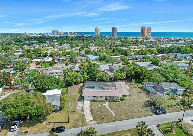 Photo 3 of Sale Pending at 307 Manhattan Ave, Daytona Beach, FL 32118 | MLS# V4948925 | Listing updated on 2026-09-30