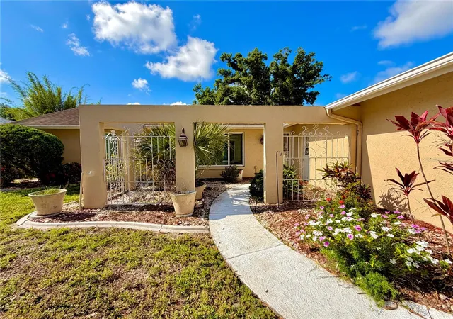 Photo 4 of Single family home for sale at 4892 Greencroft Rd, Sarasota, FL 34235 | MLS# A4692781 | Listing updated on 2026-09-03