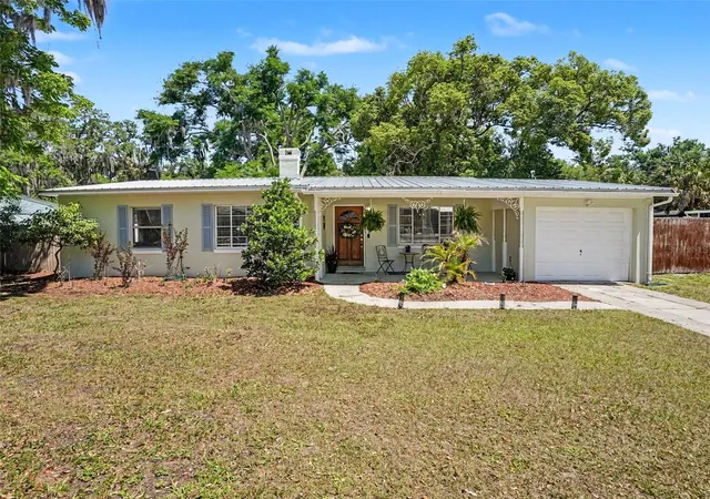 2nd image of 315 W 11th Ave, Mount Dora, FL 32757 | MLS# V4948938