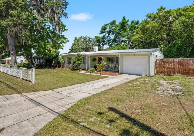 3rd image of 315 W 11Th Ave, Mount Dora, FL 32757 | MLS# V4948938