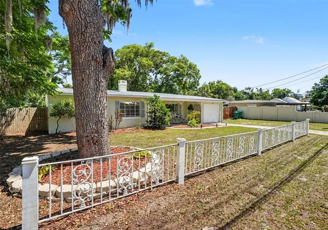 4th image of 315 W 11Th Ave, Mount Dora, FL 32757 | MLS# V4948938