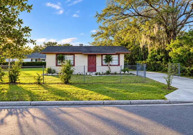 Photo 1 of Single family home for sale at 1112/1114 S Bay Ave, Sanford, FL 32771 | MLS# V4948944 | Listing updated on 2026-09-25