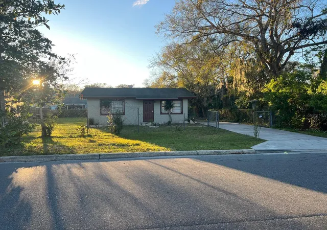 Photo 1 of Single family home for sale at 1112/1114 S Bay Ave, Sanford, FL 32771 | MLS# V4948944 | Listing updated on 2026-05-08