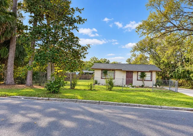 Photo 3 of Single family home for sale at 1112/1114 S Bay Ave, Sanford, FL 32771 | MLS# V4948944 | Listing updated on 2026-09-25