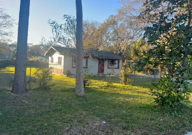 Photo 3 of Single family home for sale at 1112/1114 S Bay Ave, Sanford, FL 32771 | MLS# V4948944 | Listing updated on 2026-05-08