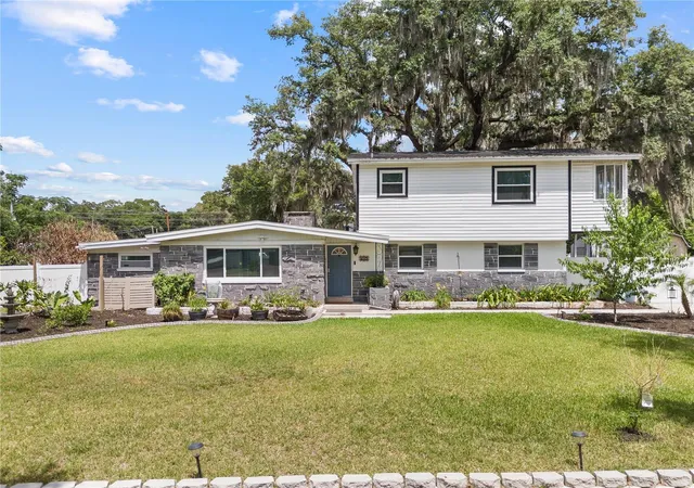Homes for sale in Valrico, FL | 115 Ten Oak Pl, Valrico, FL 33594 | MLS# TB8506099