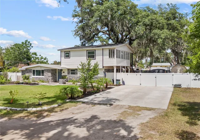 Homes for sale in Valrico, FL | 115 Ten Oak Pl, Valrico, FL 33594 | MLS# TB8506099