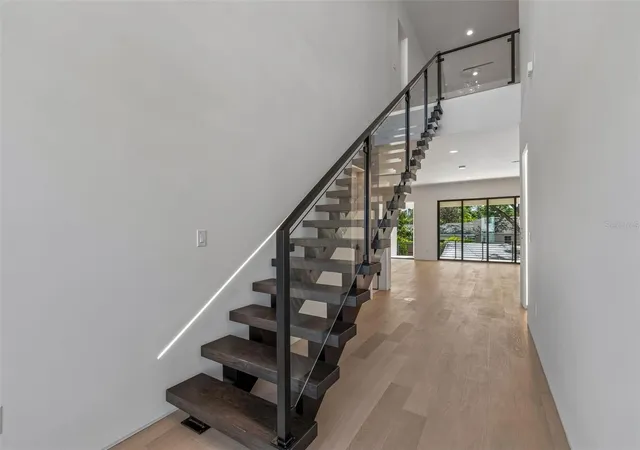 Photo 3 of Single family home for sale at 206 S Treasure Dr, Tampa, FL 33609 | MLS# TB8506277 | Listing updated on 2026-10-27