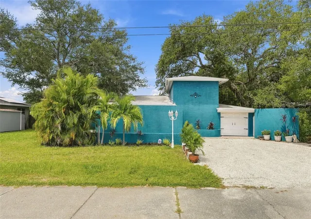 Photo 2 of Single family home for sale at 4720 Welch Cswy, St Petersburg, FL 33708 | MLS# TB8506335 | Listing updated on 2026-10-08