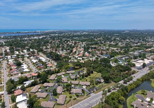 3rd image of 2902 Captiva Gardens Dr #3, Sarasota, FL 34231 | MLS# A4692905