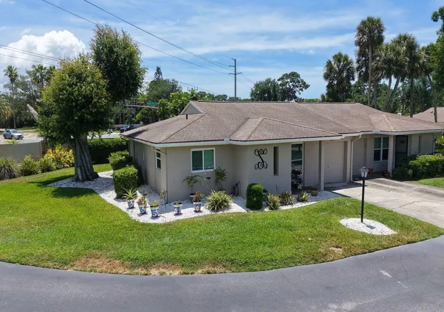 4th image of 2902 Captiva Gardens Dr #3, Sarasota, FL 34231 | MLS# A4692905