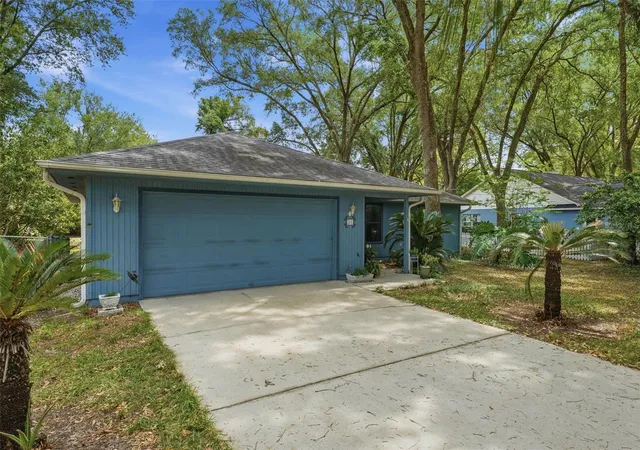 Photo 2 of Sale Pending at 31 Almond Pass Dr, Ocala, FL 34472 | MLS# OM724322 | Listing updated on 2026-08-15