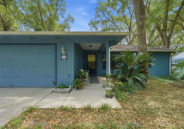 Photo 3 of Sale Pending at 31 Almond Pass Dr, Ocala, FL 34472 | MLS# OM724322 | Listing updated on 2026-08-15