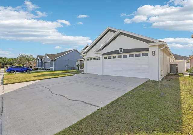 Photo 3 of Single family home for sale at 4612 Huron Bay Cir, Kissimmee, FL 34759 | MLS# S5149478 | Listing updated on 2026-09-24