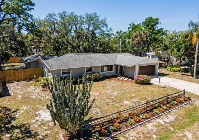 Photo 3 of Single family home for sale at 2352 Palm Ter, Sarasota, FL 34231 | MLS# A4692941 | Listing updated on 2026-07-11