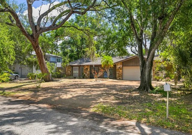 Photo 3 of Single family home for sale at 2749 Greendale Dr, Sarasota, FL 34232 | MLS# A4692947 | Listing updated on 2026-06-28